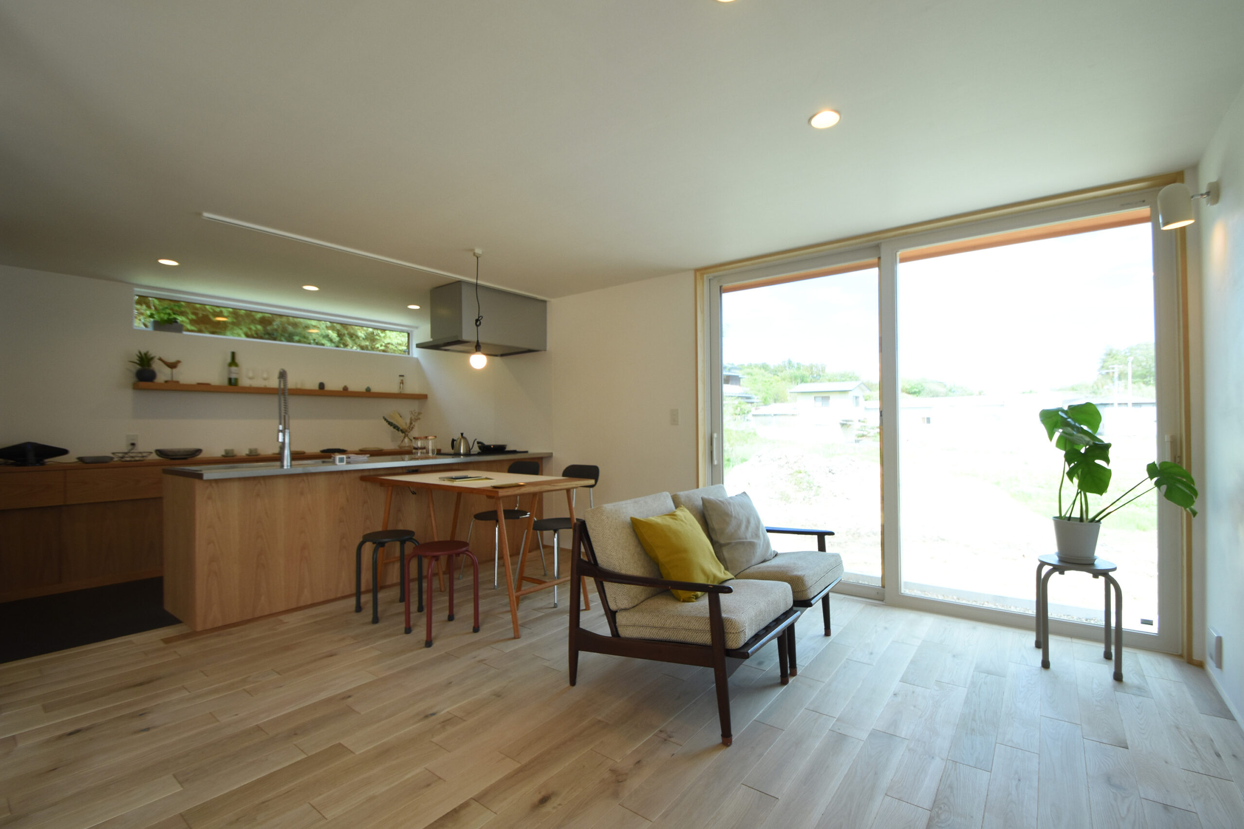 雛壇に建つ片流れのnegla